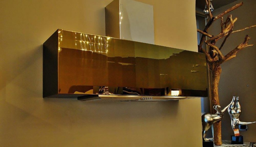 Immagine cappa da cucina su misura in oro titanio con trama a quadrati